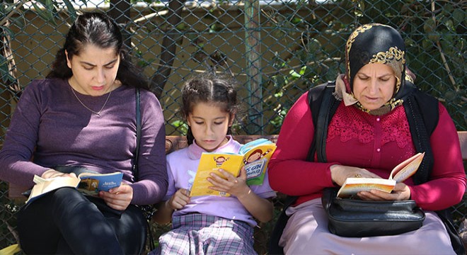 Öğrenciler farkındalık için aileleriyle kitap okudu