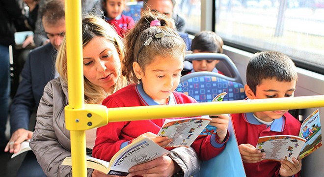Öğrenciler halk otobüslerinde kitap okudu