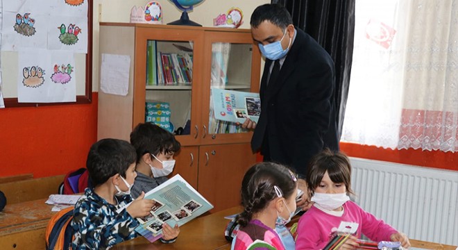 Öğrenciler köy okuluna kütüphane kurdu