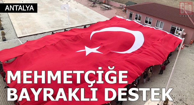 Öğrencilerden Mehmetçiğe bayraklı destek