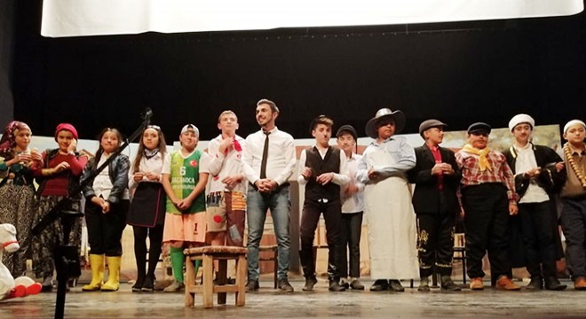 Öğrencilerden tiyatro oyunu
