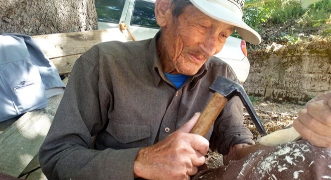 86 yaşında, ağaçtan kaşık yapıyor