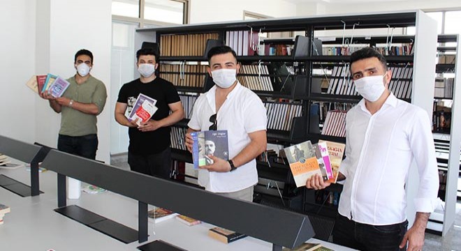 Öğretmenler kitapları dezenfekte edip öğrencilere dağıtıyor