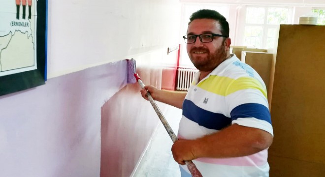 Okul müdürü ve öğretmenler sınıfları boyadı