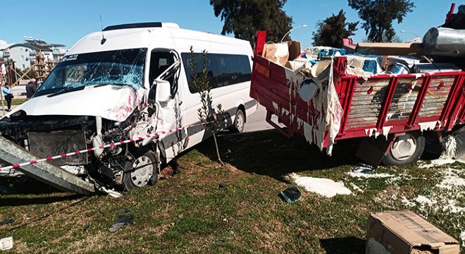 Okul servisiyle kamyon çarpıştı: 5 yaralı