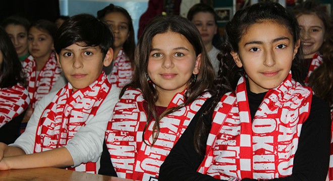Okul yönetiminden öğrencilere Antalyaspor atkısı