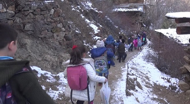 Okula 384 basamaklı merdivenle ulaşıyorlar