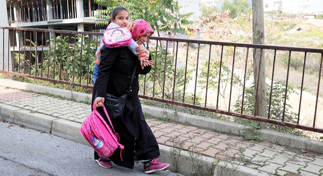 Okula annesinin sırtında giden Suna’ya tekerlekli sandalye geldi
