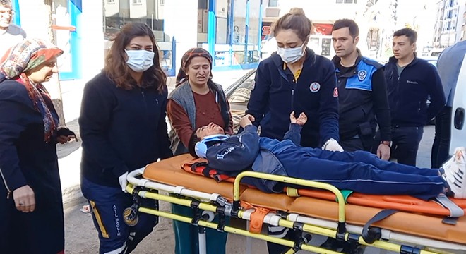 Okula giderken hafif ticari aracın çarptığı Mesut yaralandı