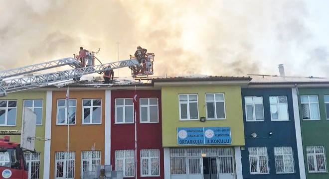 Okulun çatısı yandı, öğrenciler tahliye edildi
