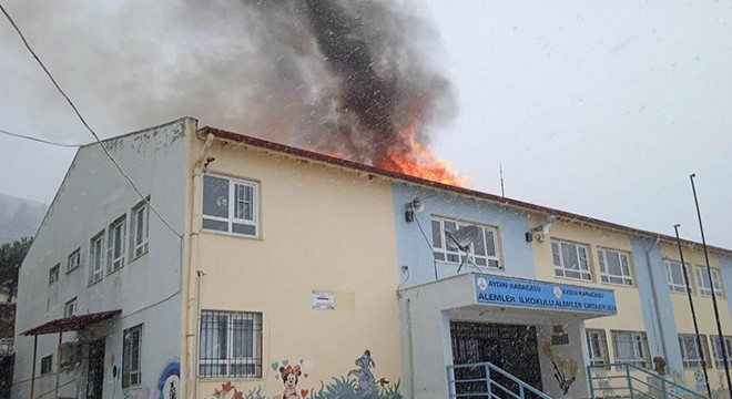 Okulun çatısında yangın çıktı; öğrenciler tahliye edildi