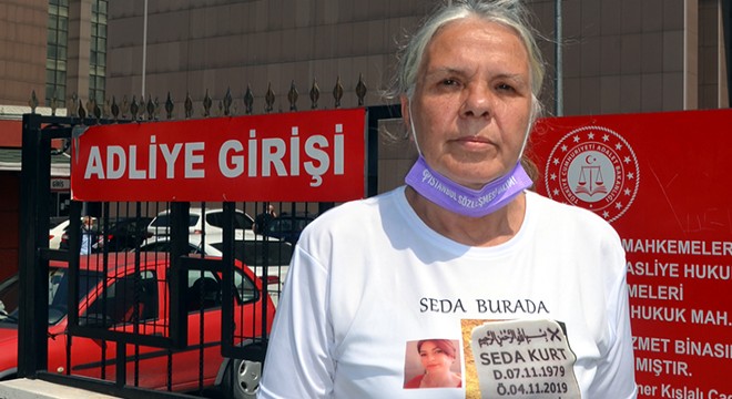 Öldürülen kızının mezar taşı fotoğraflı tişörtüyle duruşmaya geldi