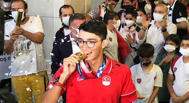 Olimpiyat şampiyonu milli okçu Mete Gazoz yurda döndü