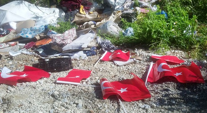 Ormanlık alandaki molozların içinde Türk bayrakları bulundu