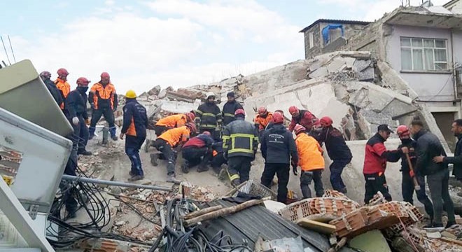 Osmaniye de artçı deprem; 4 katlı bina yıkıldı