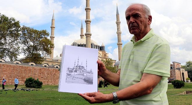 Osmanlı başkentlerindeki tarihi  karakalem  ile çiziyor