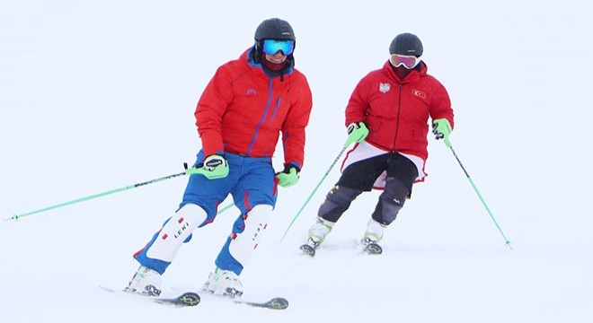 Otizmli ikizler 145 gündür aralıksız kayak yapıyor