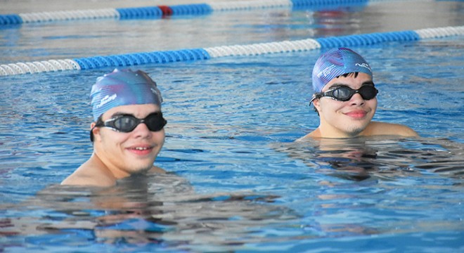 Otizmli ikizler, yüzmeyle başarmayı ve mutlu olmayı öğrendi