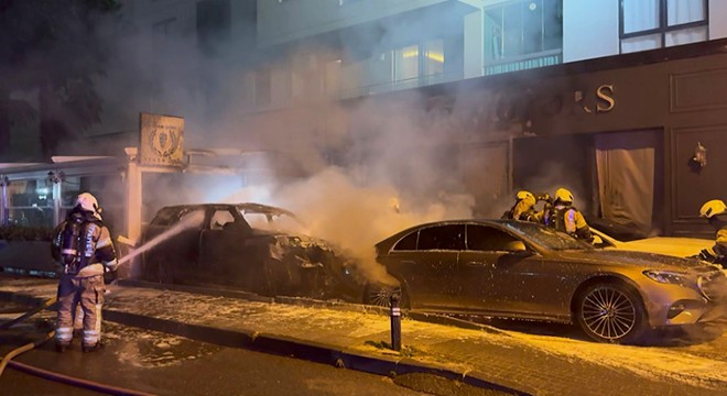 Oto galeride yangın: 4 araç kullanılamaz hale geldi