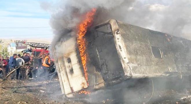 Otobüs, 2 kamyona çarparak yandı: 7 ölü, 18 yaralı
