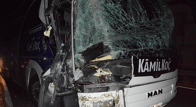 Otobüs ile hafriyat kamyonu çarpıştı: 6 yaralı