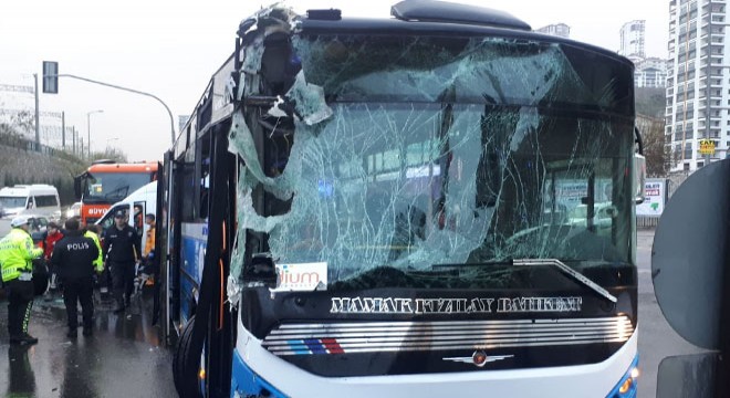 Otobüs, yol temizleme aracına çarptı: 10 yaralı
