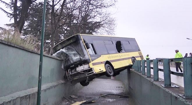 Otobüs yoldan çıktı köprüde asılı kaldı
