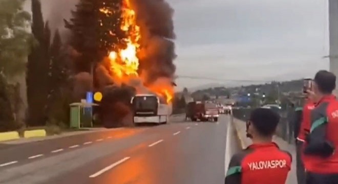 Otobüsleri yanan futbolcular görüntü çekti