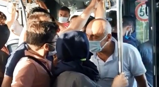 Otobüste yolcular arasındaki maske tartışması kamerada