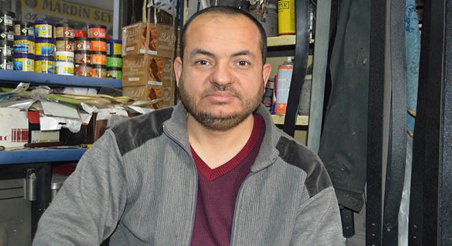 Otogardaki ayakkabı tamircisi göçmenlerin yardımcısı