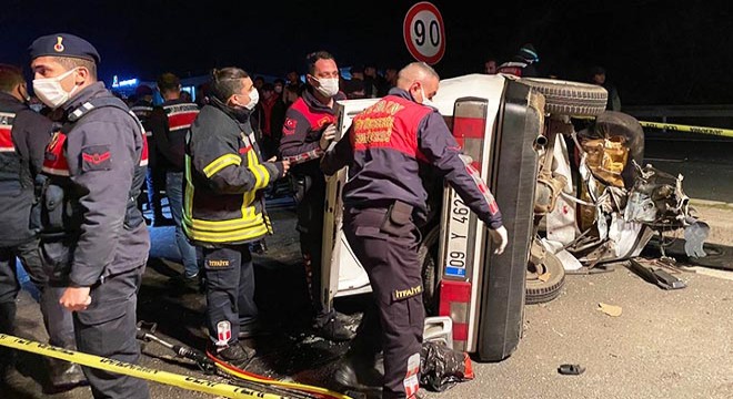 Otomobil TIR a arkadan çarptı: 2 ölü, 3 yaralı