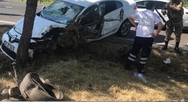 Otomobil, ağaca çarptı: 3 yaralı