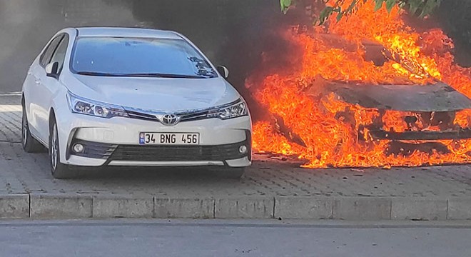 Otomobil alev alev yandı
