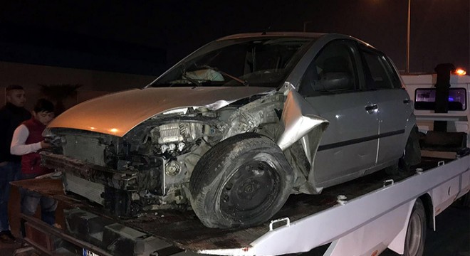 Otomobil, aydınlatma direğine çarptı: 3 yaralı