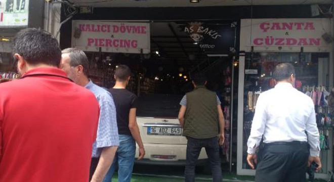 Otomobil bijuteri dükkanına daldı: 2 yaralı