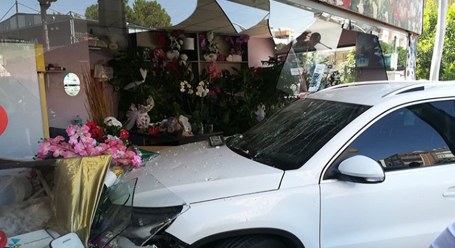 Otomobil, çiçekçi dükkanına girdi: 4 yaralı