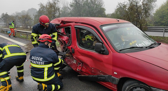 Otomobil hafif ticari araca çarptı: 5 yaralı