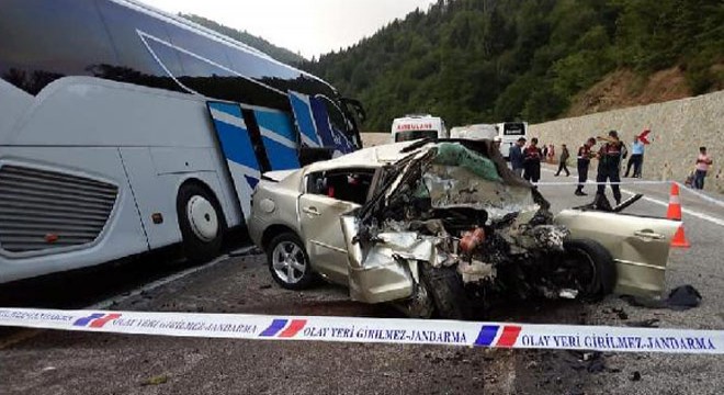 Otomobil ile yolcu otobüsü çarpıştı; uzman çavuş öldü, 8 kişi yaralı