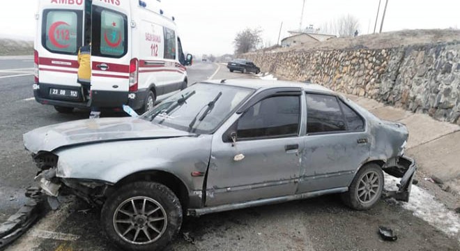 Otomobil istinat duvarına çarptı: 6 yaralı