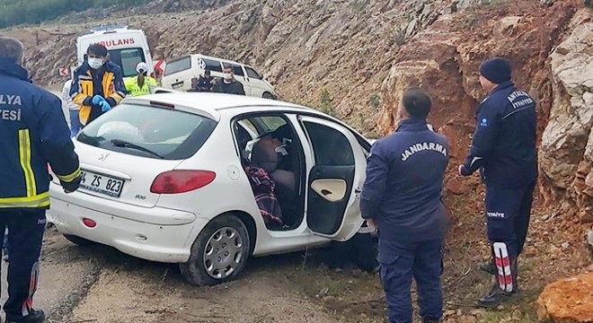 Otomobil kayalığa çarptı: 2 yaralı