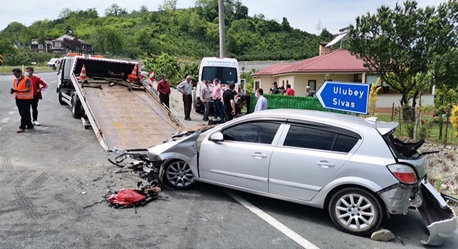 Otomobil, minibüse çarptı: 15 yaralı