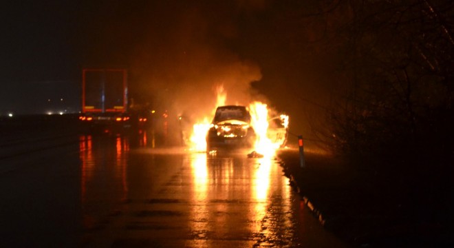Otomobil, motor bölümünden alev alev yandı