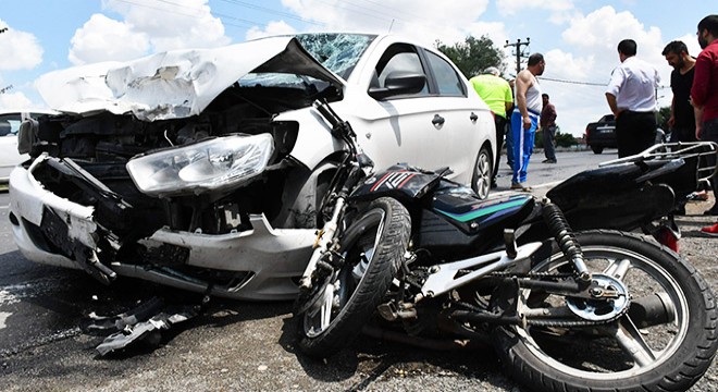 Otomobil, motosiklete çarptı: 2 yaralı