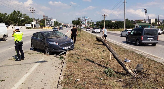 Otomobil, önündeki otomobile çarptı: 3 yaralı