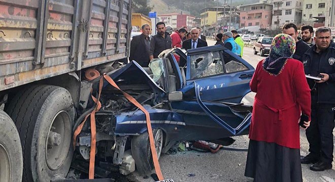 Otomobil park halindeki kamyona çarptı: 2 ölü