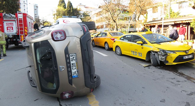 Otomobil park halindeki taksiye çarptı: 2 yaralı