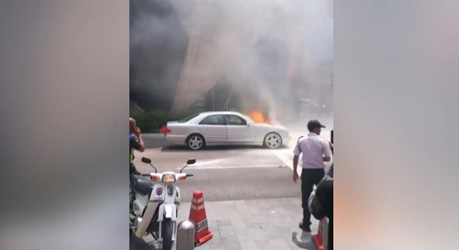 Otomobil şehrin ortasında alev aldı, saatlerce yandı