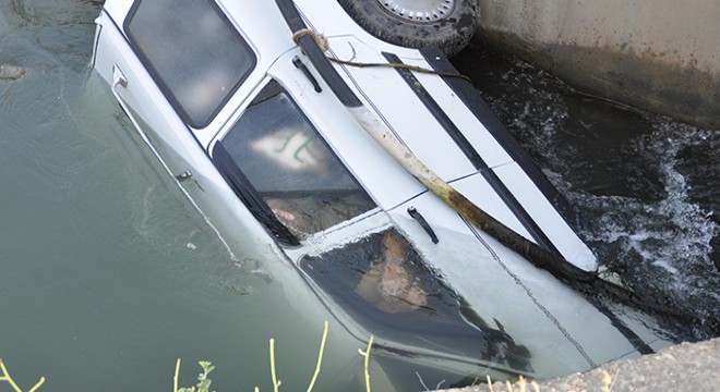 Otomobil sulama kanalına düştü: 2 ölü