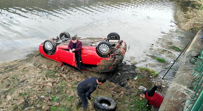 Otomobil sulama kanalına uçtu; sürücü yaralı
