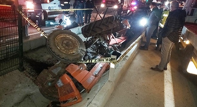 Otomobil, traktöre çarptı: 2 ölü